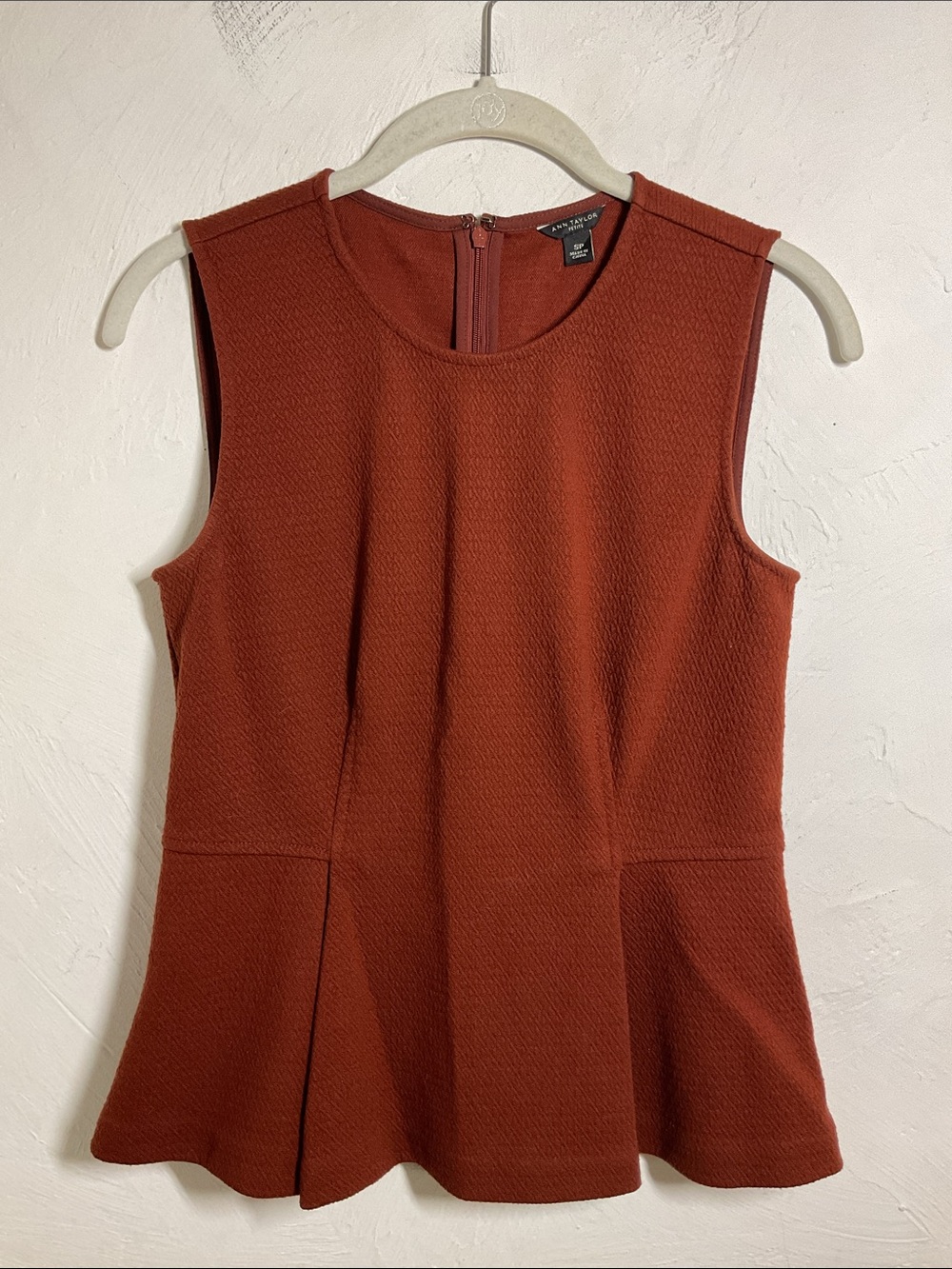 Ann Taylor Petite Rust Textured Sleeveless Peplum Knit Top Size SP